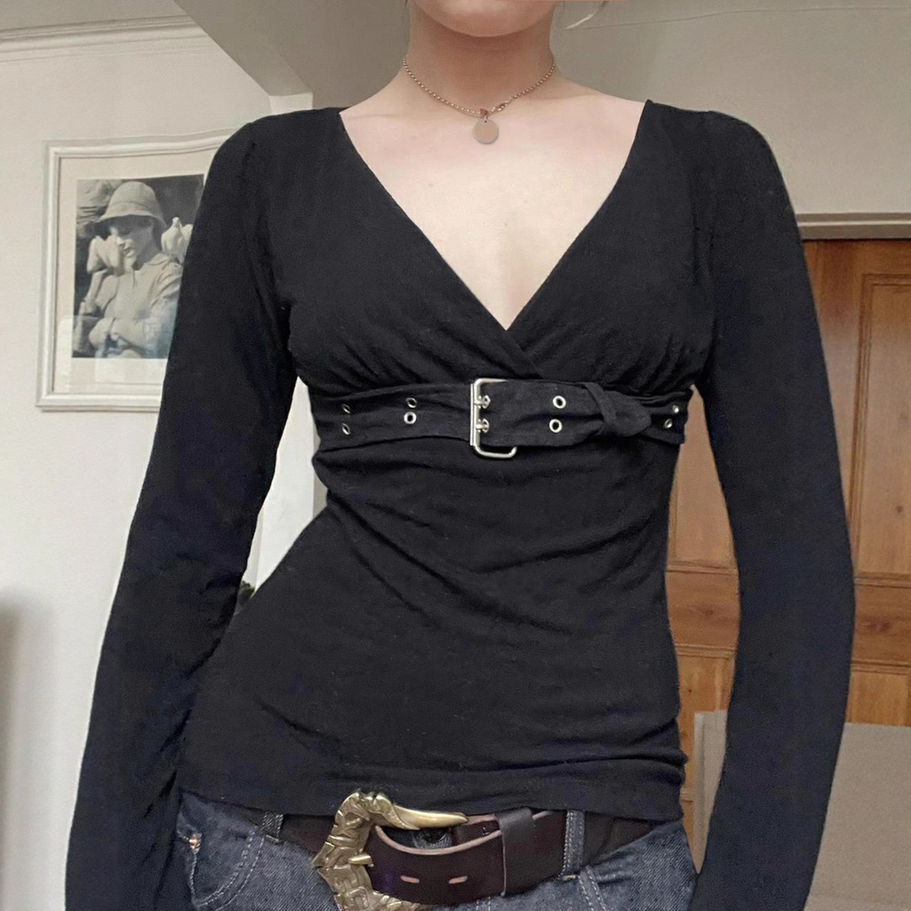 暗黑风金属日字扣腰带显瘦V领低胸修身上衣女2025秋季美式新款T恤