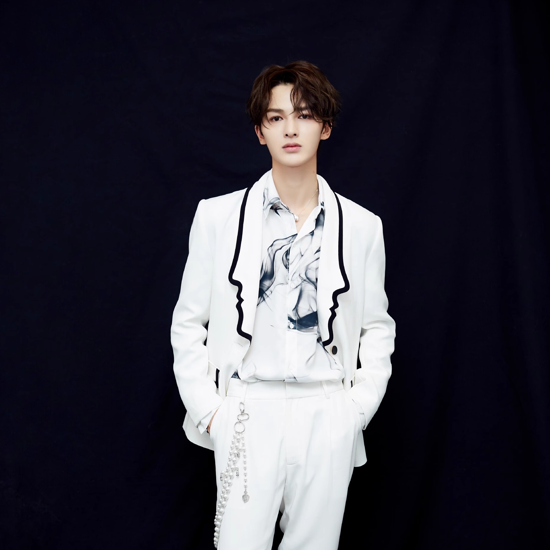 明星同款韩版白色西服外套男歌手主持人舞蹈年会演出表演西装礼服