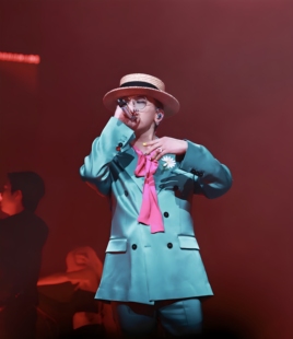 权志龙演唱会同款绿色醋酸缎面刺绣西服套装休闲时尚演出表演服潮