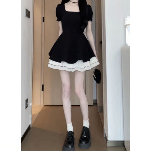 法式复古赫本风气质A字小黑裙女