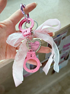 原创“芳心纵火犯”粉色爱心蕾丝蝴蝶结钥匙扣玩具手铐挂件ins风
