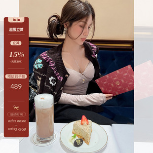 IUIU阿晶家「谁穿谁温柔!」复古提花设计感新年小鹿针织开衫