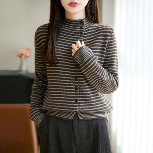 斜扣条纹时尚百搭针织打底衫女2026新款洋气大码女装上衣秋冬毛衣