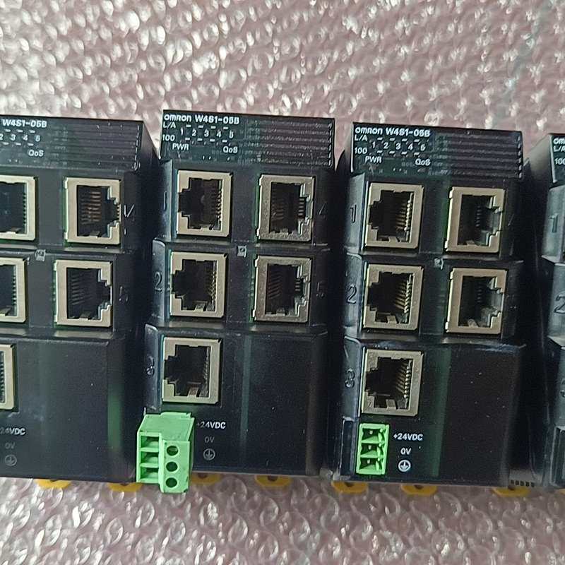 机欧姆龙交换机，W4S1-05B，成色漂亮(如图，有两个少直拍不发货