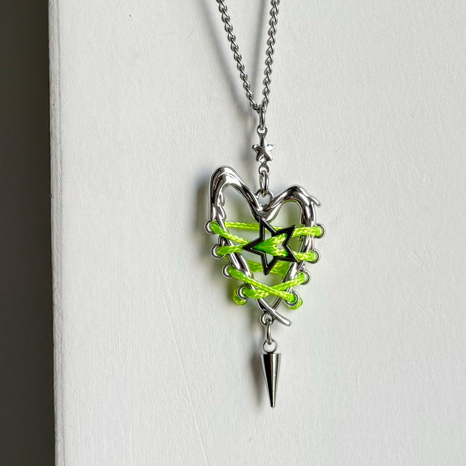 赛博朋克绿黑缠绕星星爱心铆钉项链小众y2k辣妹甜酷ins风亚文化