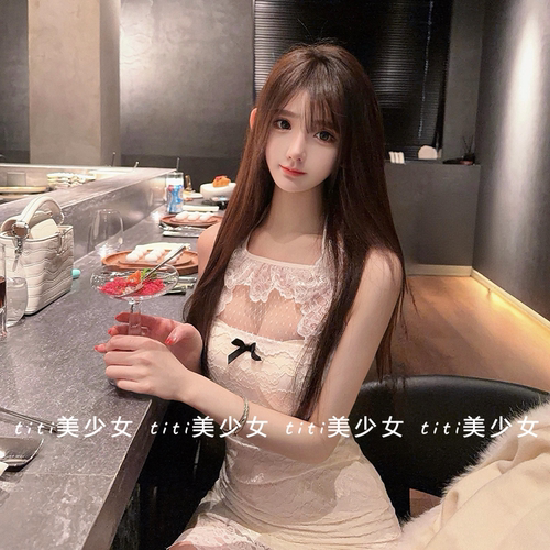 纯欲风蕾丝拼接挂脖连衣裙