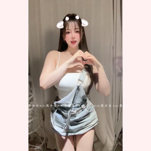 纯欲风浅蓝色牛仔背带裙