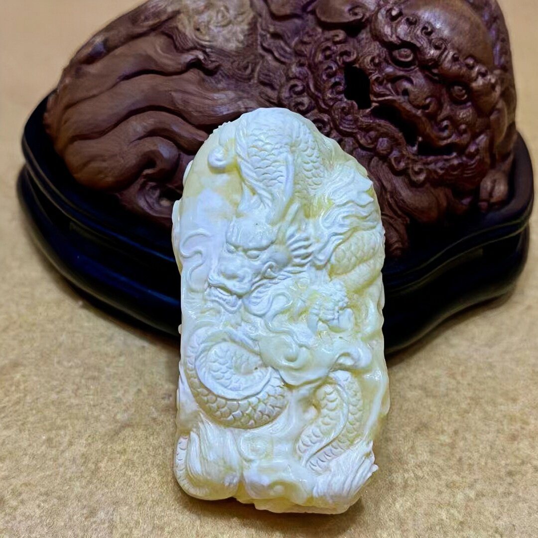 正品天然俄料精品焦皮料白花蜡蜜蜡龙牌吊坠文玩收藏名家珠宝饰品