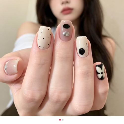 纯手工米白涂鸦穿戴甲显白秋冬