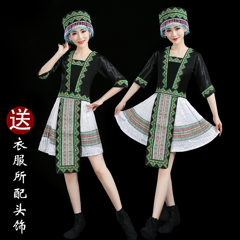 演出云南长款刺绣少数民族舞蹈