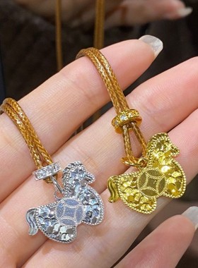 20026新款碎冰冰爆闪CNC发财小马钱币项链女小众设计高级感送礼物