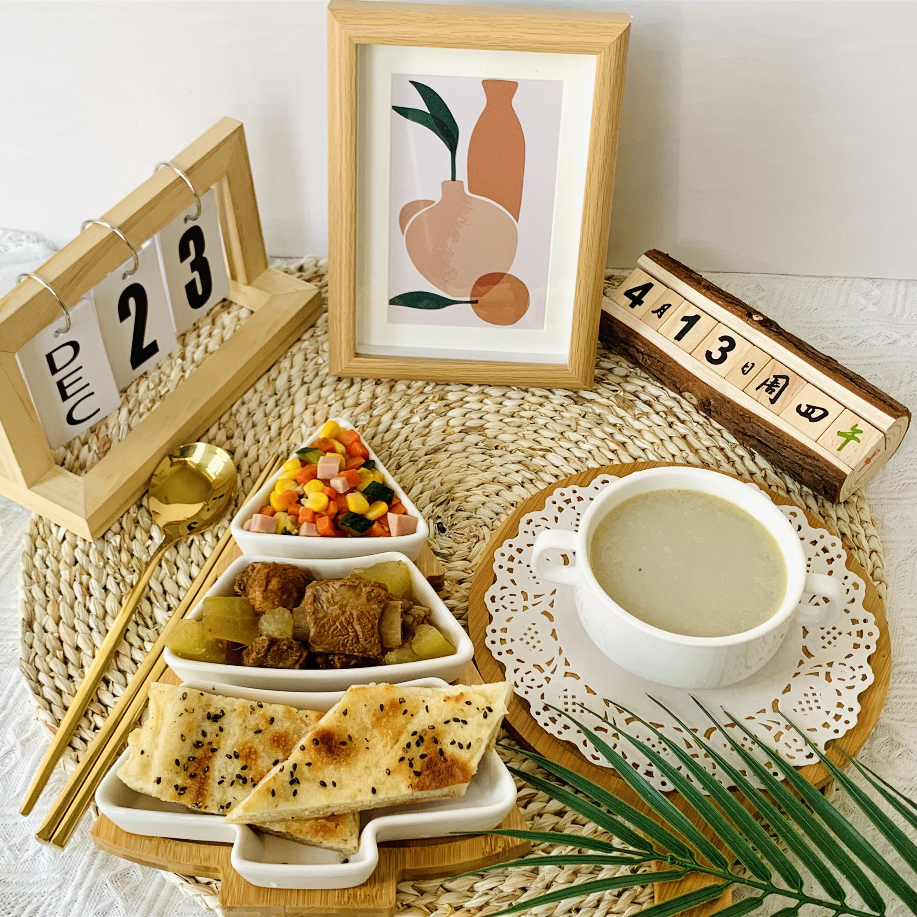 幼儿园餐食美食食谱拍照道具竹托盘日历向日葵摄影背景布小物件