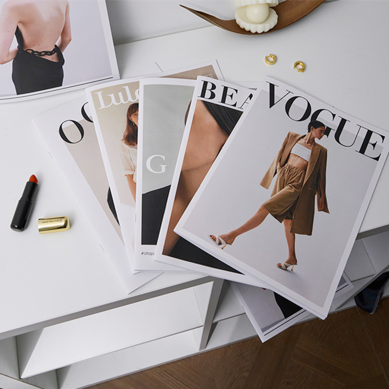 INS封面人物英文杂志24页网红高颜值搭配艺术背景墙摆件拍照道具