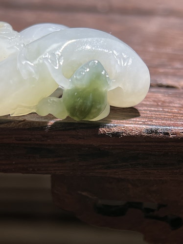 新疆和田玉籽料俏色巧雕·蛇与青蛙”尺寸：30*17*11 mm重：6.5克