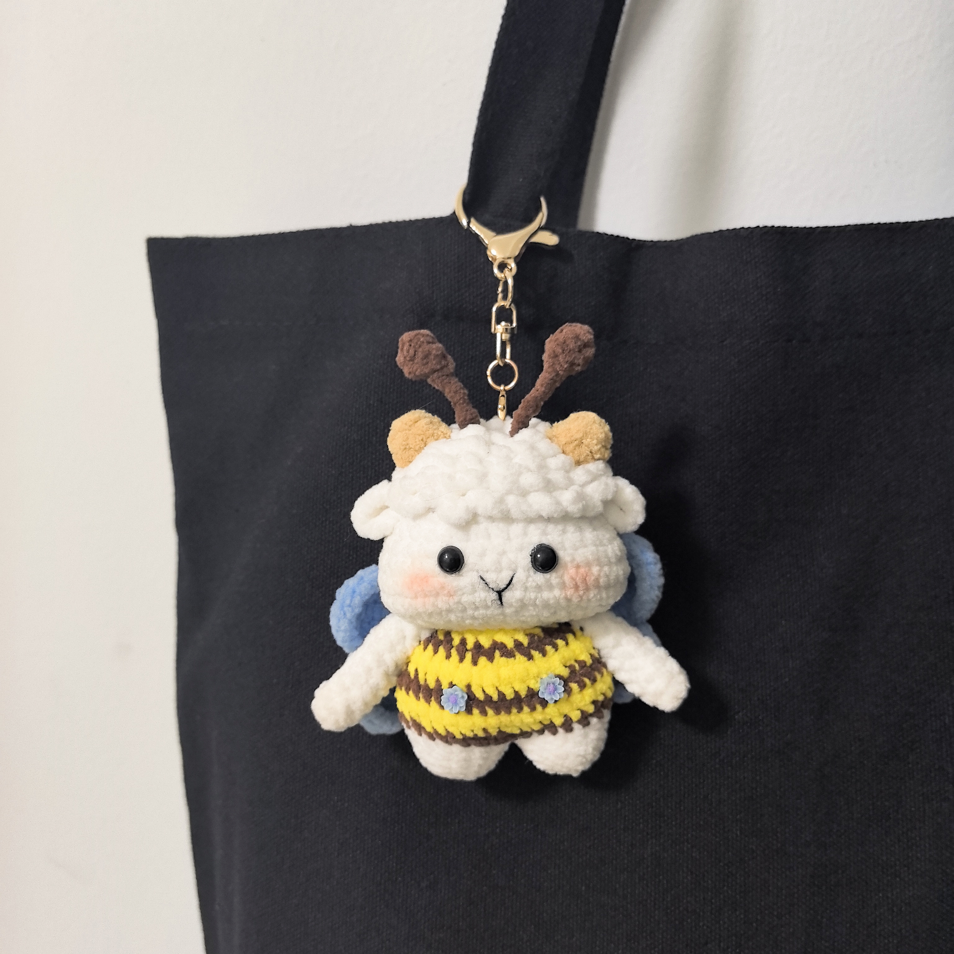 【成品】可爱卡通玩偶蜜蜂羊包包挂件小羊钥匙扣挂饰桌面摆件礼物