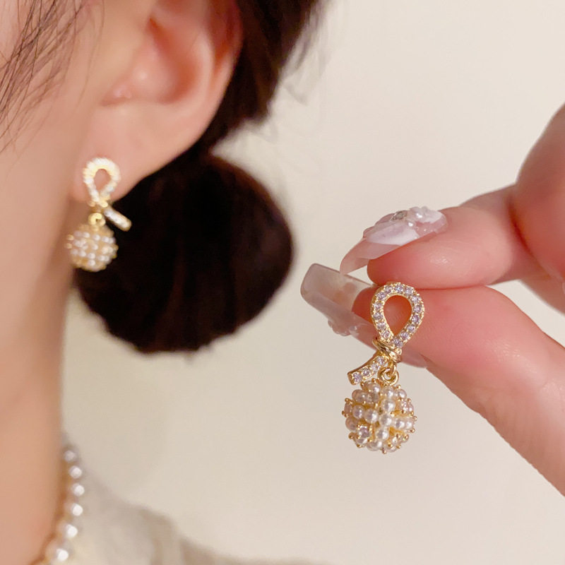 时尚简约打结珍珠球球耳坠小众轻奢高级感耳环女925银针耳钉新款