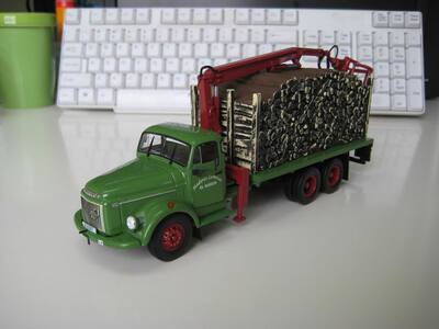 沃尔沃运输卡车附随车吊木材