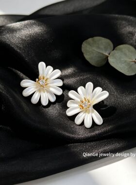 韩式气质甜美森系白色雏菊花朵耳钉 925银针时尚百搭小清新耳饰女