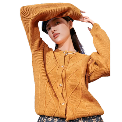 轩日圆领落肩针织外套