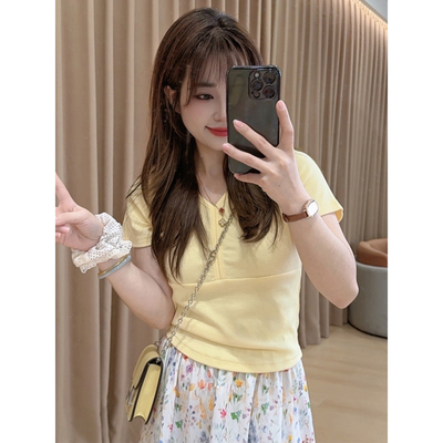 黄色v领正肩短袖t恤女2026新款夏季独特超好看小个子修身短款上衣