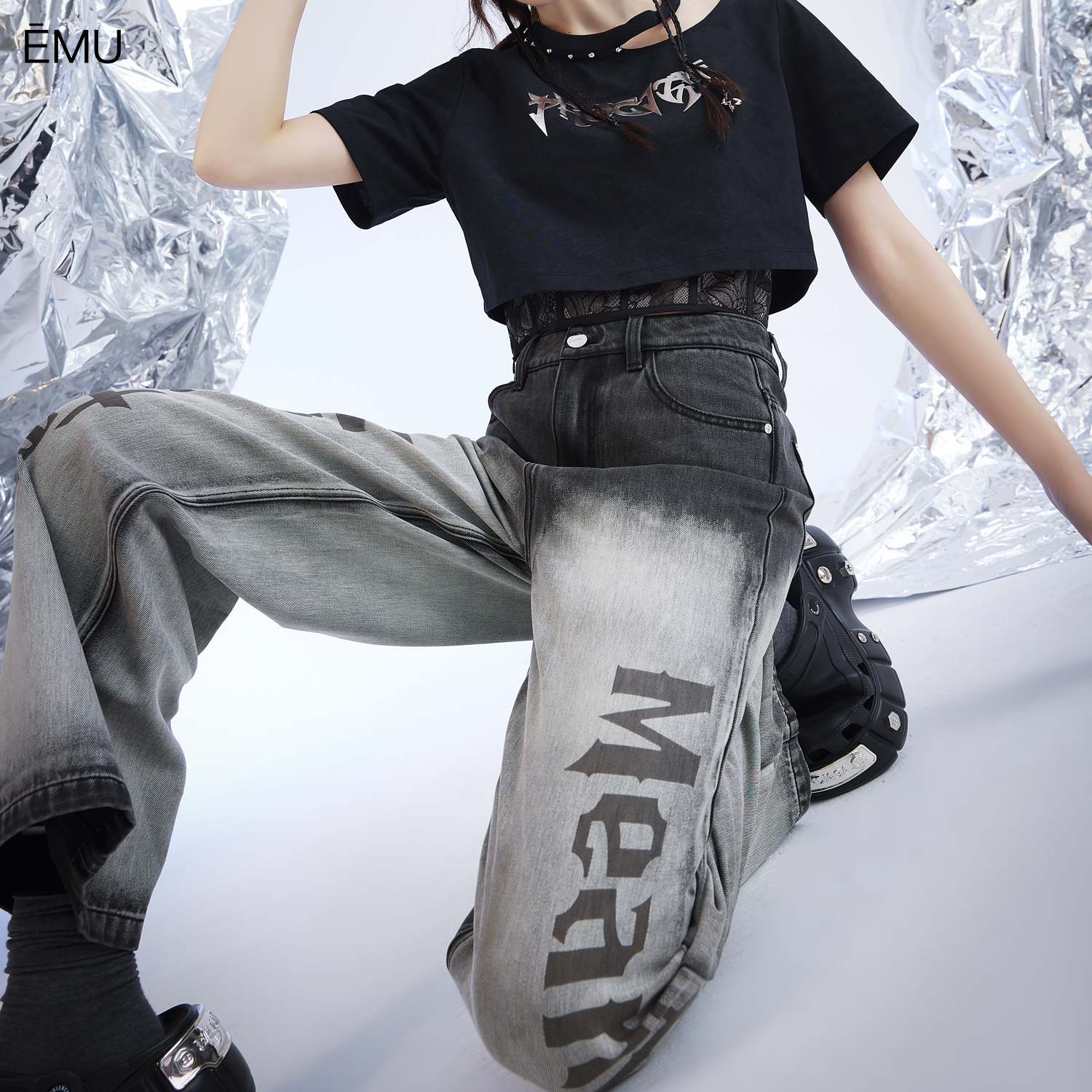 依妙EMU字母印花撞色牛仔裤2025夏季新款高腰宽松显瘦长裤