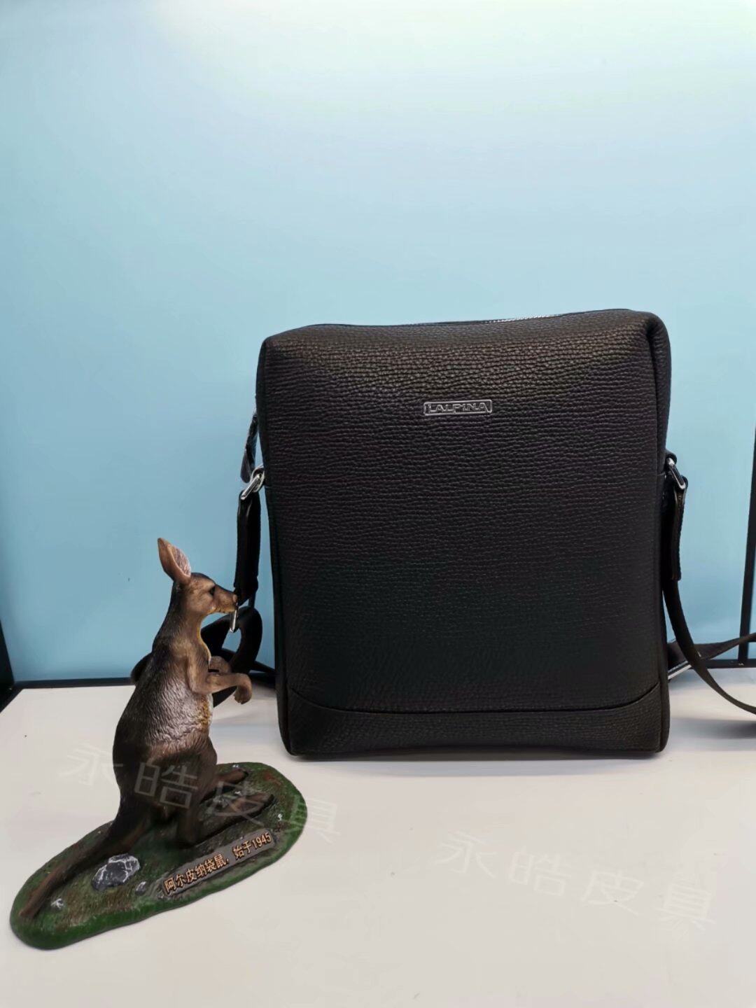 意大利lalpina阿尔皮纳袋鼠新款正品纯牛皮高端休闲单肩斜挎男包