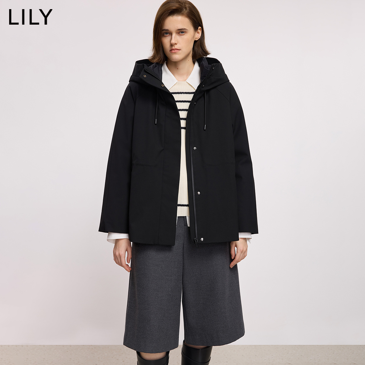 LILY2025冬新款含羊毛90鸭绒连帽抽绳收腰黑色羽绒服外套女中长款