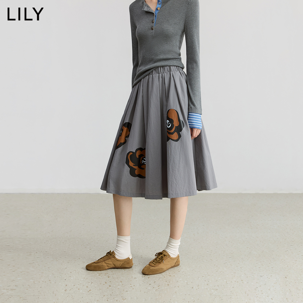 撞色花卉印花 点亮造型