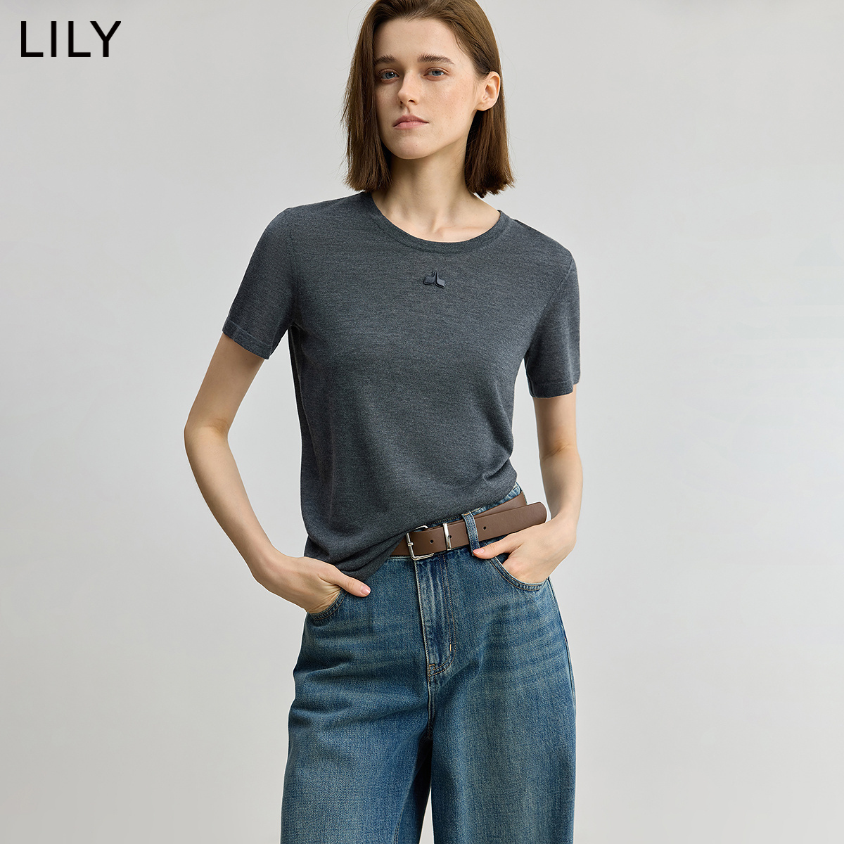 圆领与正肩设计 突出肩颈线条