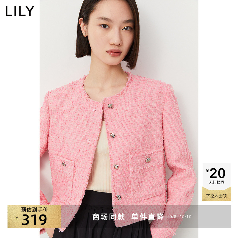 合颈圆领设计，保留足够的伸展空问。
