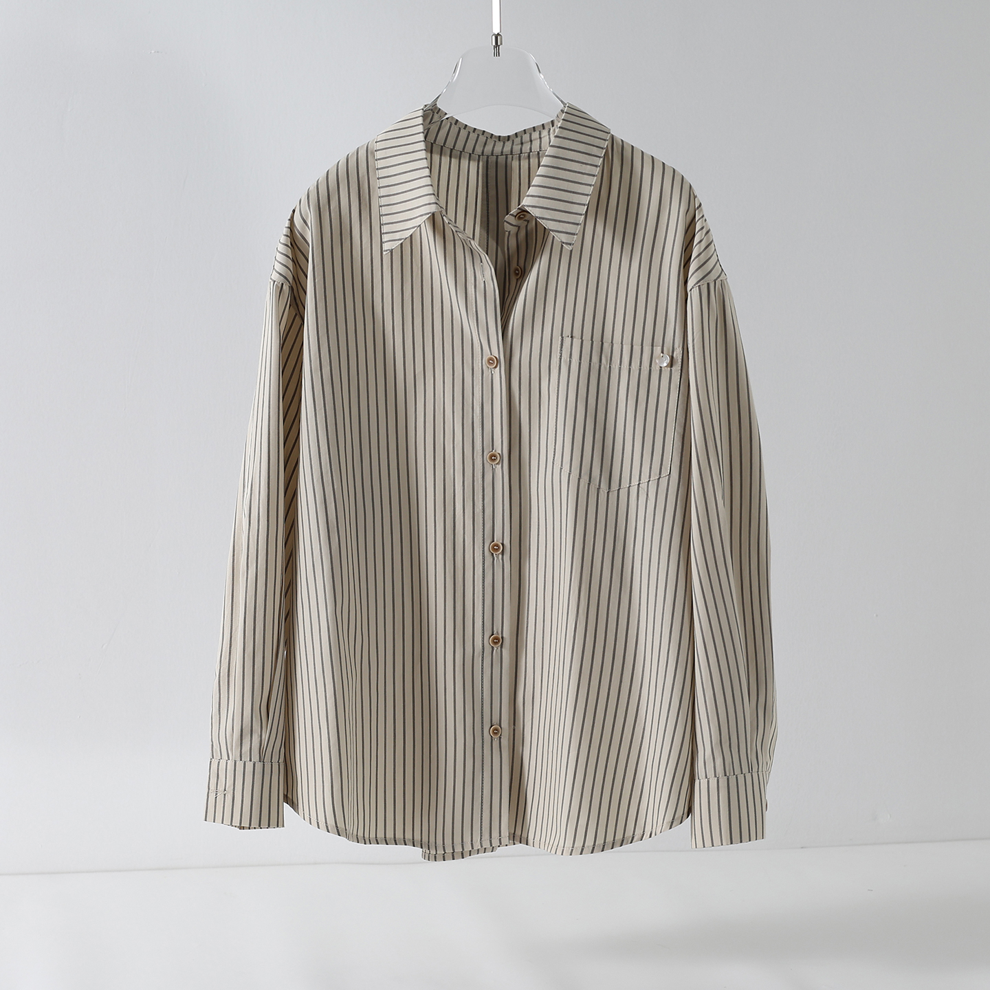 2025早秋细条纹印花卡其休闲贴袋翻领衬衫复古宽松垂感长袖衬衣女