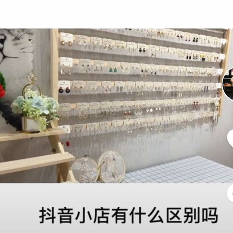 抖音直播饰品展示架服装店墙上卖图片