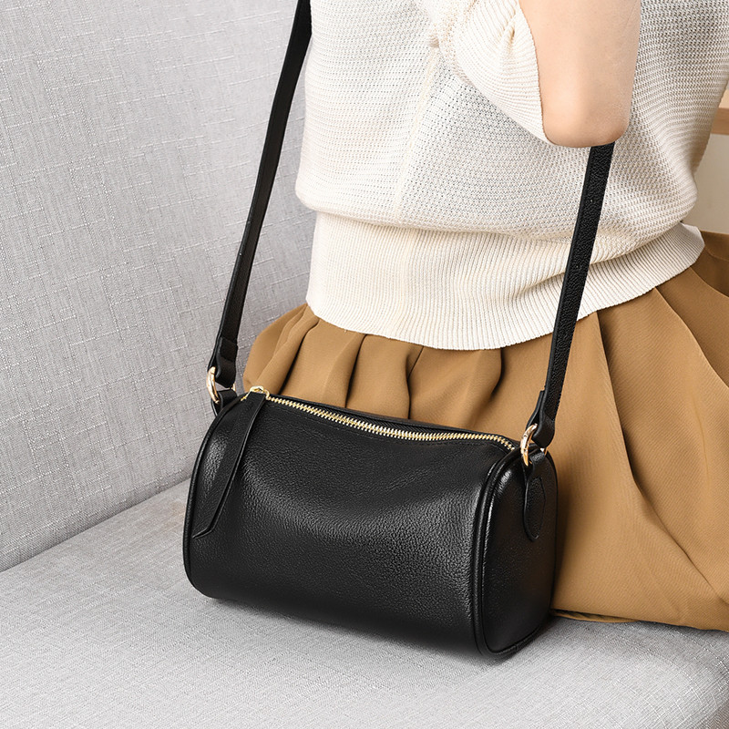 手机包包女秋2026新款轻便斜挎小包包女质感单肩包真皮迷你枕头包