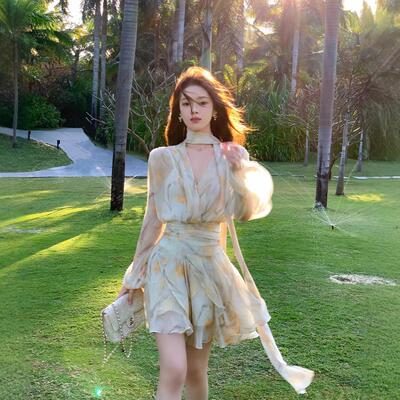 雪纺碎花连衣裙2026年夏季新款长袖V领泡泡袖修身收腰仙女短裙子