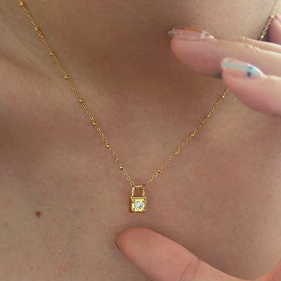 734钛钢通勤轻奢时尚镶嵌锁头项链小众精致高级小金锁锁骨链