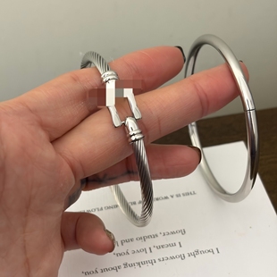 734钛钢不掉色可洗澡精工马蹄麻花手镯白金色亮面手环卡扣镯