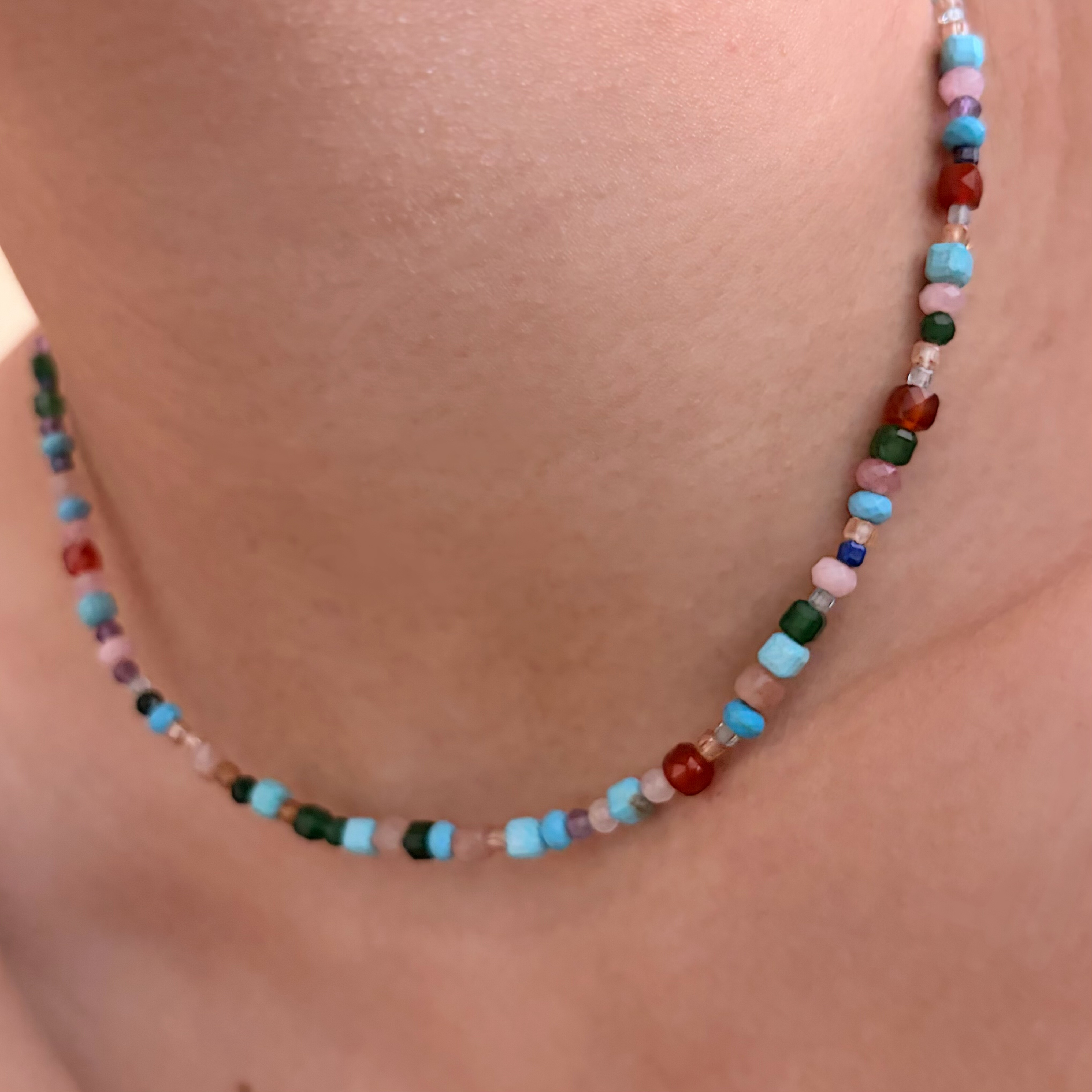 734彩色串珠项链颈链多宝彩色锁骨链轻奢高级感天然石卫衣链