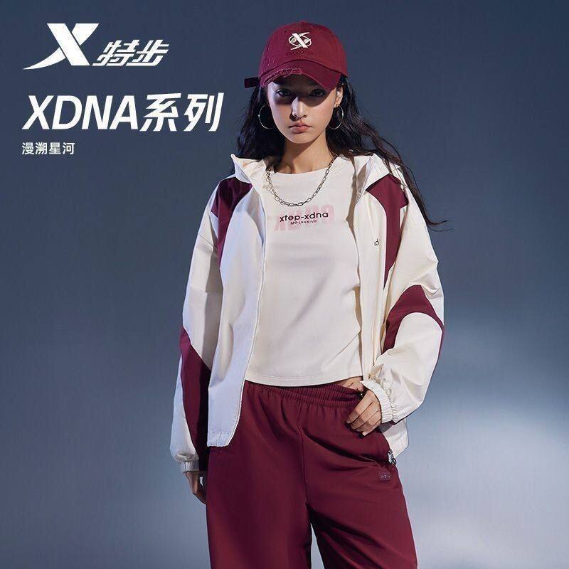 特步外套女冲锋衣2026春新款运动套装连帽双层风衣974128150400