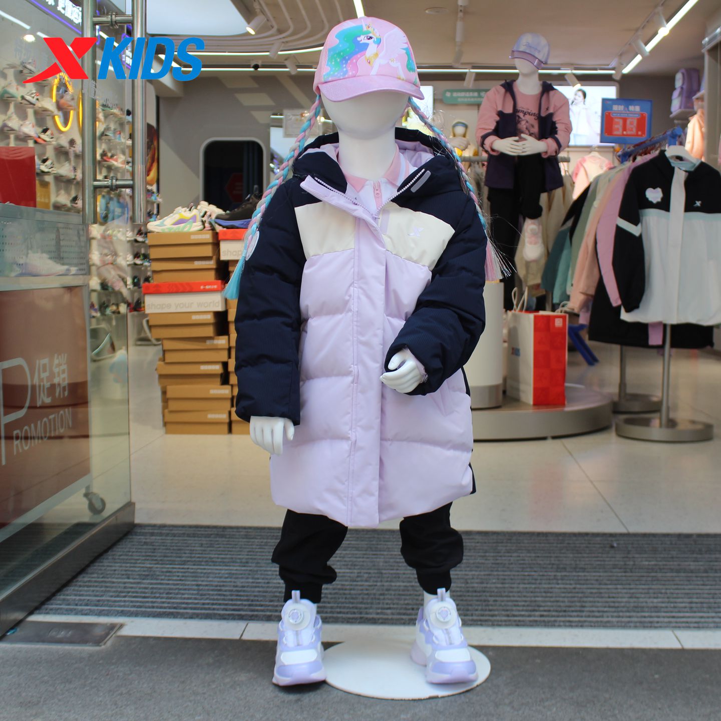 特步儿童女小童中长连帽羽绒服2025冬款户外保暖防风6754241A3135