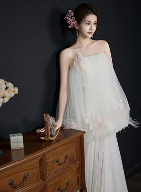 出租晨袍女新娘法式订婚礼服轻奢小众小个子气质冬季白色轻婚纱