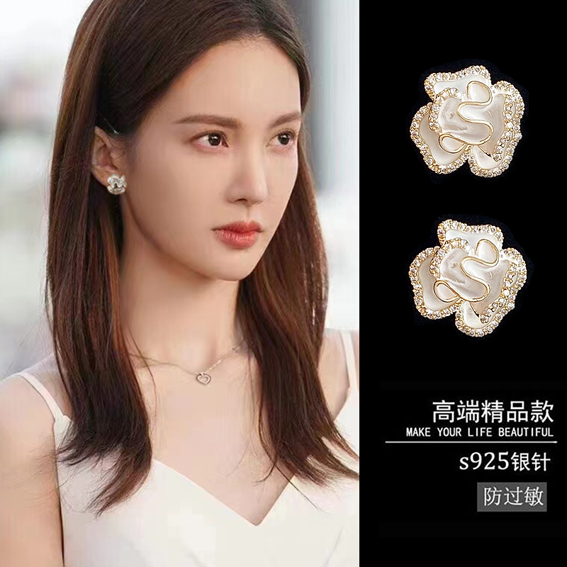 春夏新款气质耳钉山茶花系耳饰耳夹女无耳洞新潮2025网红爆款耳环