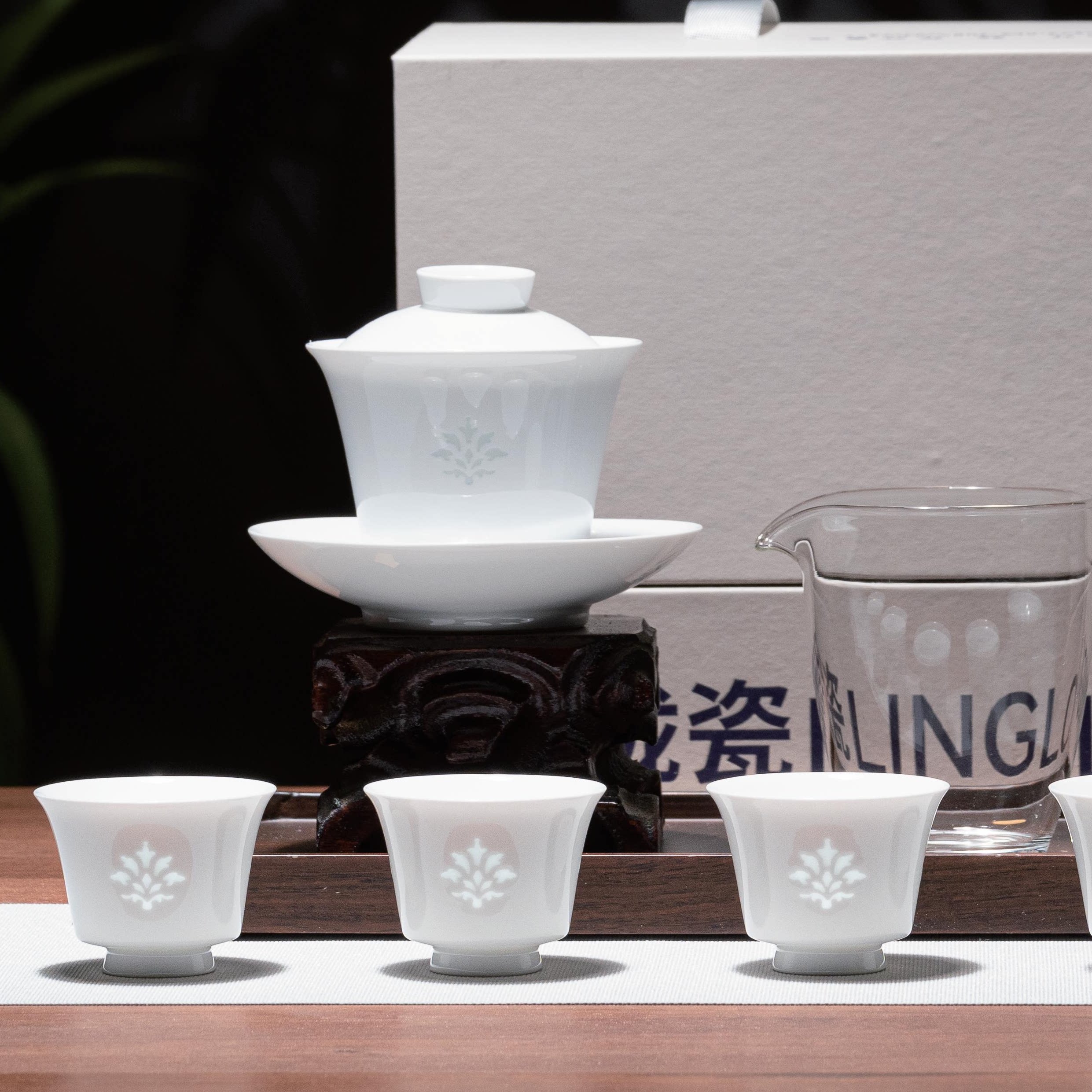 景德镇高温白瓷釉下玉泥玲珑功夫茶具套装薄胎三才盖碗伴手礼盒图片