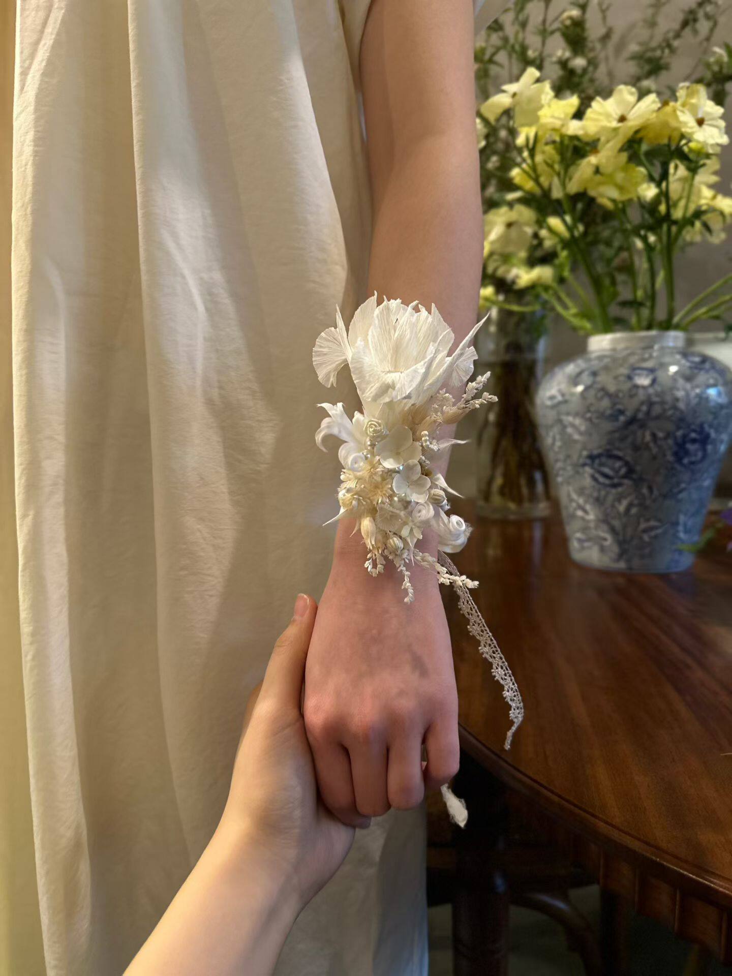 Wedding超仙白色羽毛新娘头饰胸花干花永生花纸艺白鸢尾手腕花图片