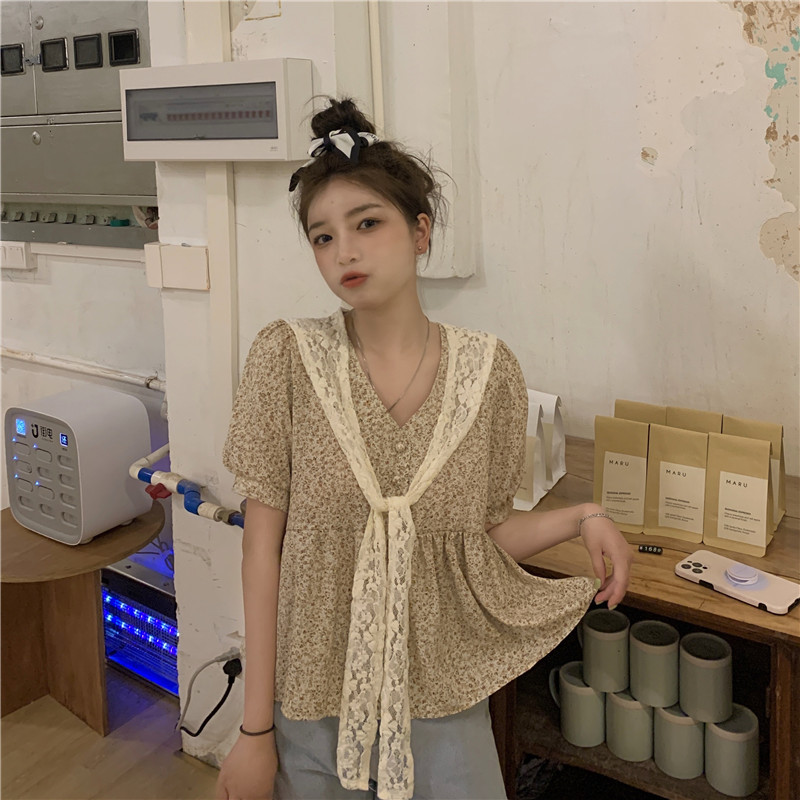 Real shot loose floral shirt + Lace Shawl