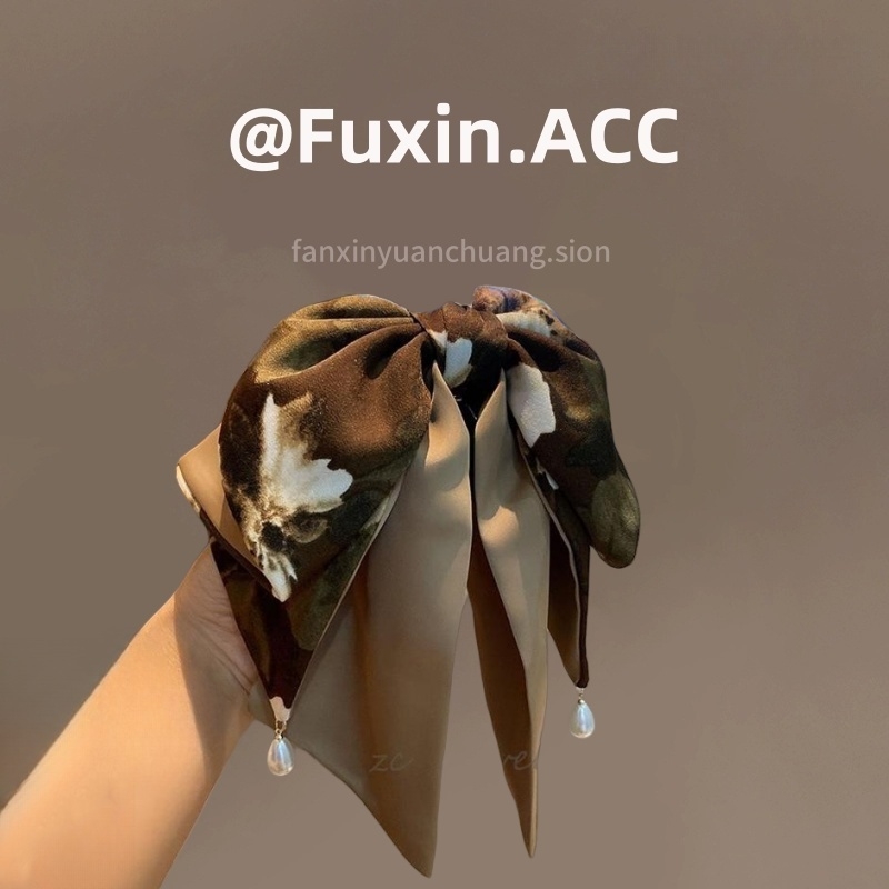 新中式水墨画蝴蝶结飘抓女