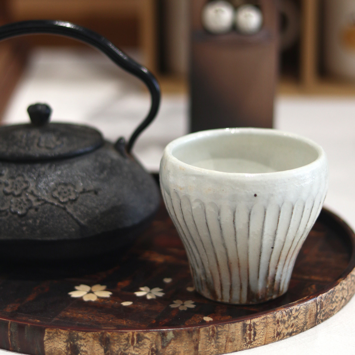 古谷浩一粉引手握咖啡杯