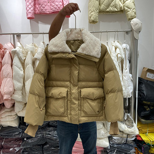今年流行的羽绒服女中长韩国东大门2023冬新款宽松羊羔毛拼接外套