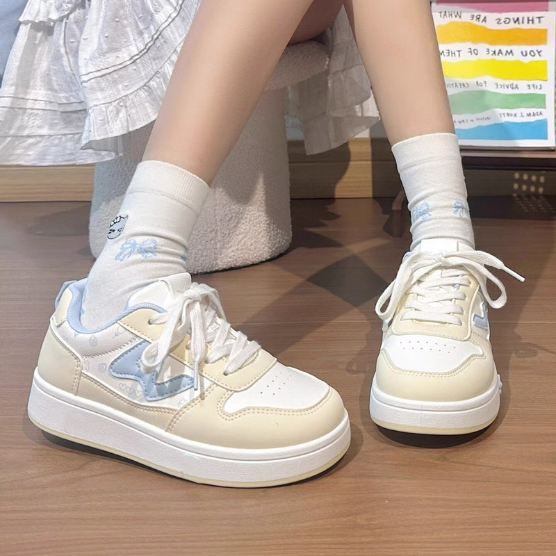 2026夏季新款透气不累脚鞋子女百搭休闲板鞋女厚底初中生小白鞋女