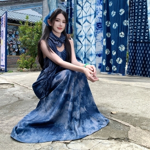 孔雀翎·扎染蓝棉麻度假民族风海边青花瓷吊带连衣裙