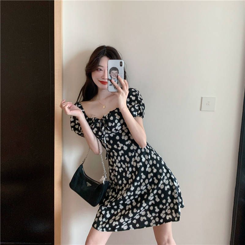 Real price real shot Korean version small daisy short sleeve close waist show thin chiffon long and short girlfriends dress